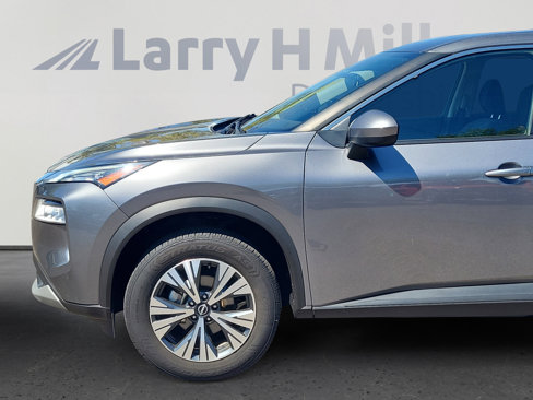 Used 2023 Nissan Rogue SV image 2