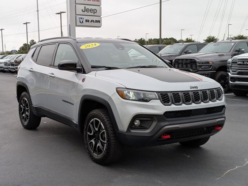 Used 2024 Jeep Compass Trailhawk image 3