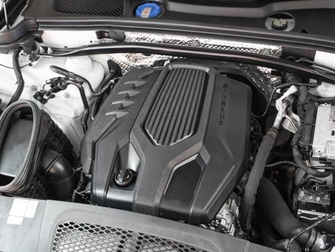 Certified 2023 Porsche Macan image 12