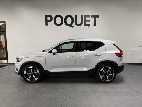 Used 2020 Volvo XC40 T5 Momentum w/ Premium Package image 1