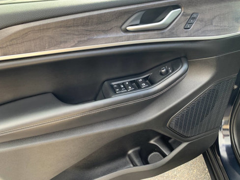 Used 2023 Jeep Grand Cherokee Limited image 13