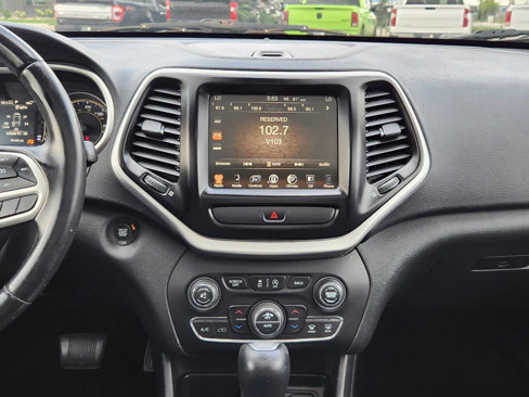 Used 2018 Jeep Cherokee Latitude Plus w/ Comfort/Convenience Group image 18