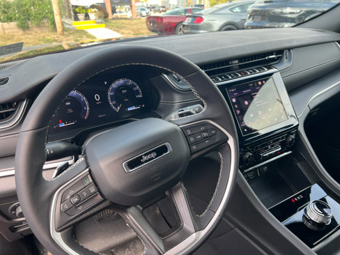 Used 2025 Jeep Grand Cherokee Laredo X w/ Luxury Tech Group I image 11