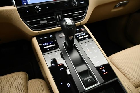 Used 2023 Porsche Macan Turbo image 33