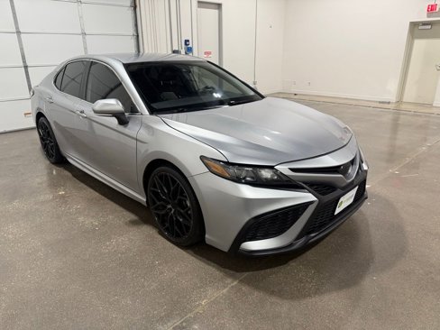 Used 2023 Toyota Camry SE image 3