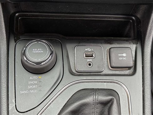 Used 2019 Jeep Cherokee Latitude Plus w/ Comfort/Convenience Group image 6