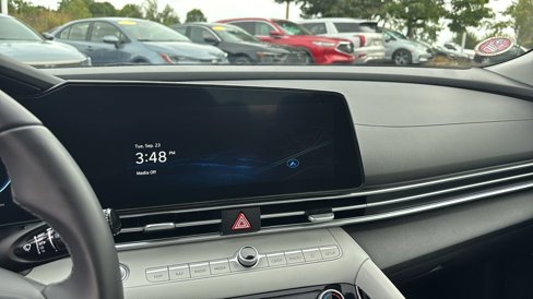 Used 2024 Hyundai Elantra Limited image 19