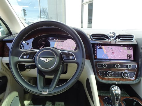 Used 2021 Bentley Bentayga image 17