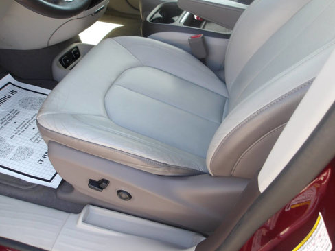 Used 2017 Chrysler Pacifica Touring-L image 11
