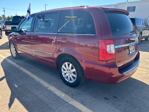 Used 2013 Chrysler Town & Country Touring image 7