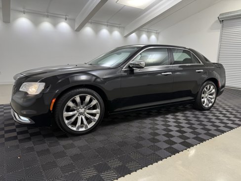 Used 2018 Chrysler 300 Limited image 3