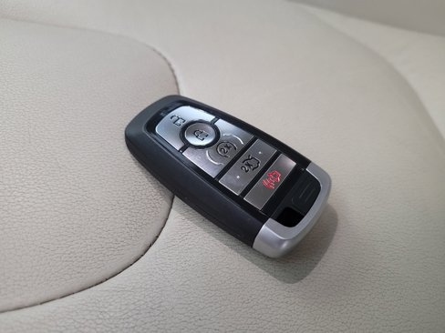 Used 2019 Ford Edge Titanium image 32