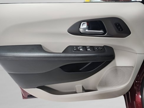 Used 2018 Chrysler Pacifica Limited image 26