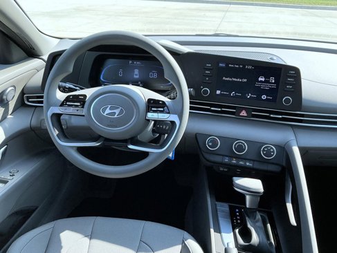 Certified 2025 Hyundai Elantra SE image 12