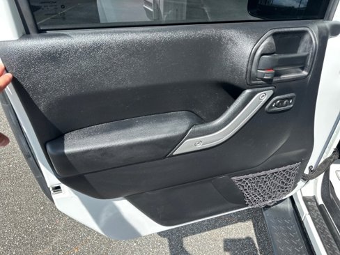 Used 2016 Jeep Wrangler Unlimited Sahara w/ Connectivity Group image 11
