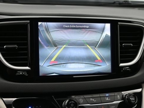 Used 2023 Chrysler Pacifica Touring-L image 16