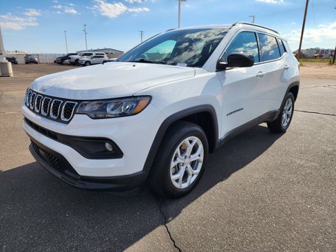 Used 2024 Jeep Compass Latitude image 3