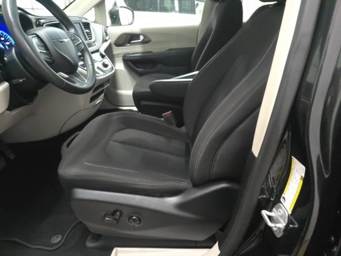 Used 2022 Chrysler Voyager LX image 15