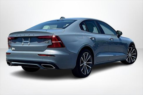 Used 2022 Volvo S60 B5 Momentum image 5