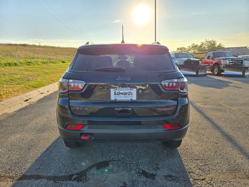 Used 2022 Jeep Compass Trailhawk image 5