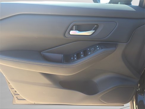 Used 2024 Nissan Rogue SV image 10