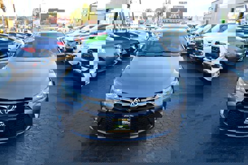Used 2016 Toyota Camry SE image 3
