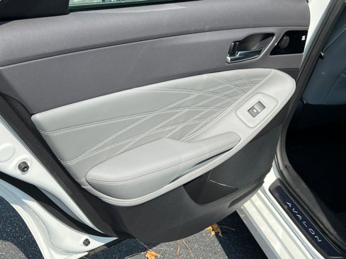 Used 2019 Toyota Avalon Limited image 22
