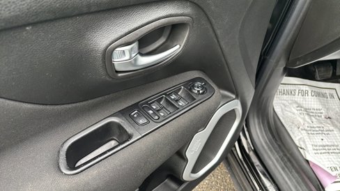 Used 2019 Jeep Renegade Latitude image 28