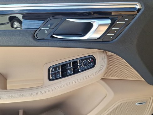 Used 2021 Porsche Macan image 14