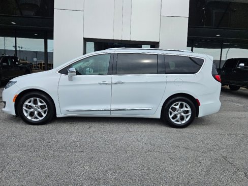 Used 2020 Chrysler Pacifica Limited image 3