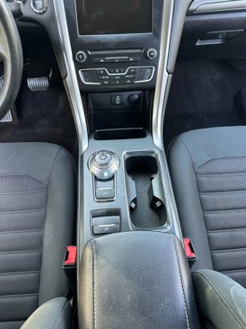Used 2017 Ford Fusion SE w/ Fusion SE Technology Package image 21