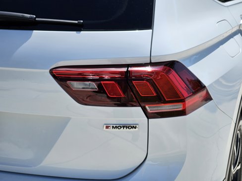 Used 2020 Volkswagen Tiguan SE w/ Panoramic Sunroof Package image 9