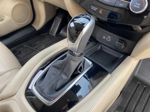 Used 2019 Nissan Rogue SL w/ Premium Package image 16