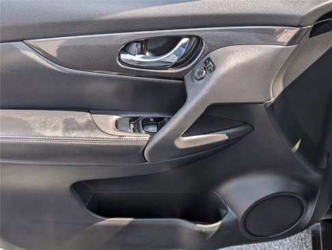 Used 2017 Nissan Rogue SV w/ SV Premium Package image 19