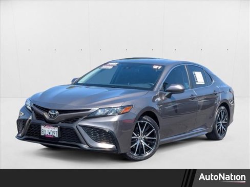 Used 2021 Toyota Camry SE image 1