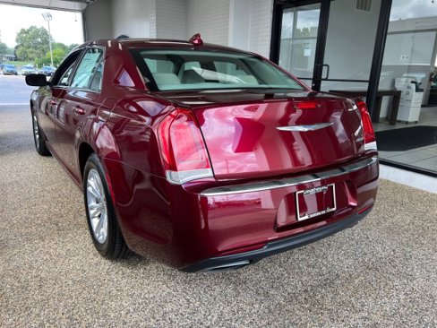 Used 2016 Chrysler 300 Limited image 4