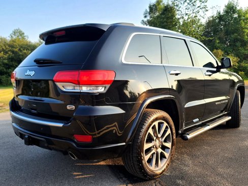 Used 2017 Jeep Grand Cherokee Overland w/ Jeep Active Safety Group image 4