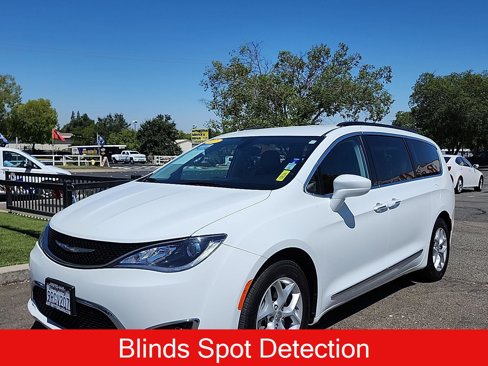 Used 2017 Chrysler Pacifica Touring-L w/ Tire & Wheel Group image 3