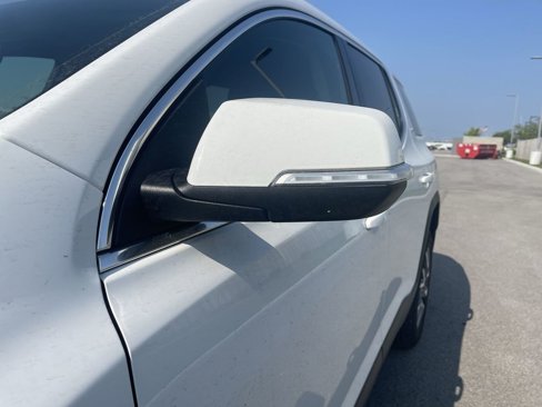 Used 2023 GMC Acadia SLE image 3