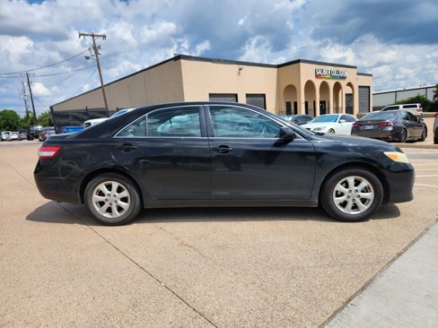 Used 2011 Toyota Camry LE image 1