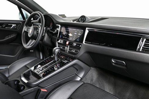 Certified 2025 Porsche Macan image 21