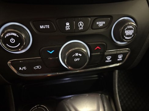 Used 2020 Jeep Cherokee Latitude Plus w/ Cold Weather Group image 13