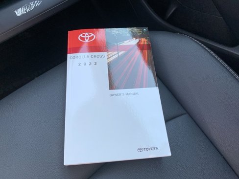 Used 2022 Toyota Corolla Cross XLE image 11