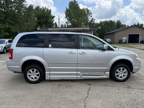 Used 2010 Chrysler Town & Country Touring image 7
