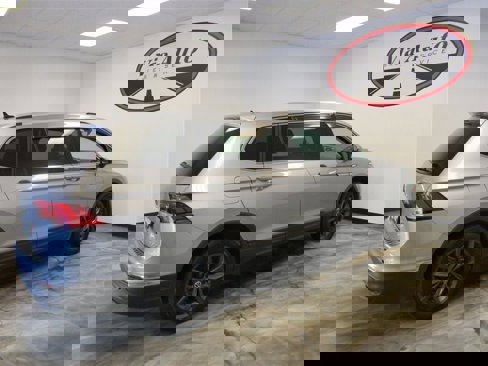 Used 2022 Volkswagen Tiguan SE w/ Panoramic Sunroof Package image 8