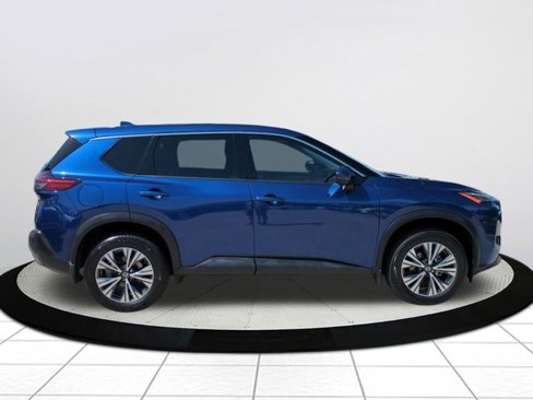 Used 2021 Nissan Rogue SV image 2
