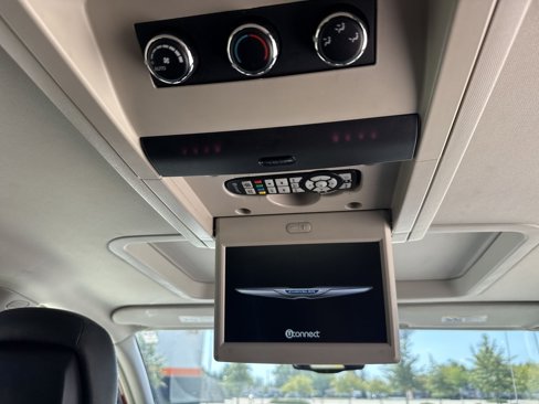 Used 2016 Chrysler Town & Country Touring-L image 39