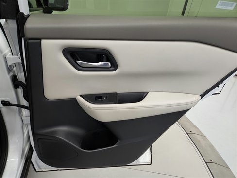 Used 2024 Nissan Rogue SV image 37