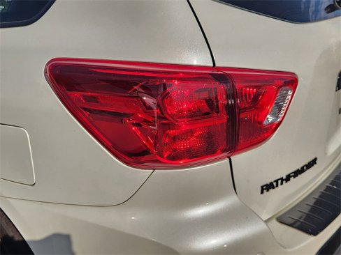Used 2020 Nissan Pathfinder SV image 7