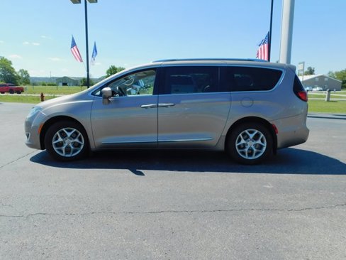 Used 2017 Chrysler Pacifica Touring-L Plus w/ Advanced Safetytec Group image 5